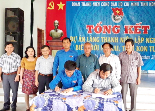 TT Tỉnh đoàn Kon Tum và Lãnh đạo huyện Ia Hdrai thực hiện ký bàn giao làng thanh niên 